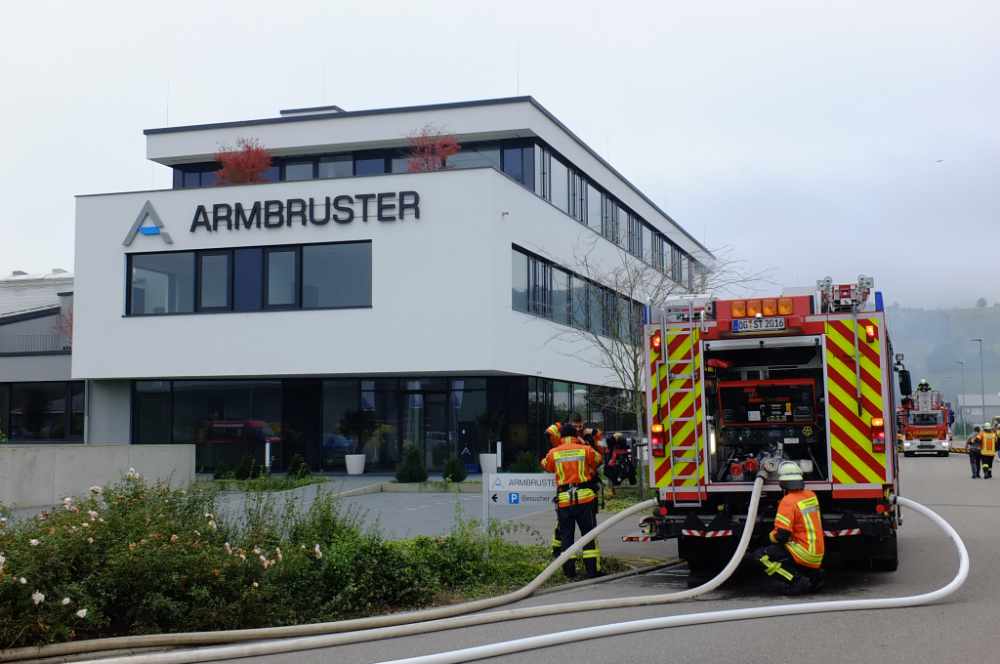 Das Foto zeigt die Firma Armbruster in Steinach und daneben ein Fahrzeug der Freiwilligen Feuerwehr Steinach.