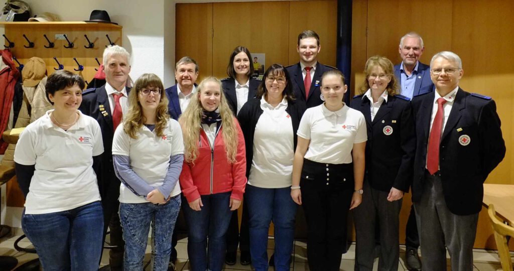 Das Foto zeigt Teile der Vorstandschaft und der geehrten Mitglieder des DRK Ortsvereins Steinach.