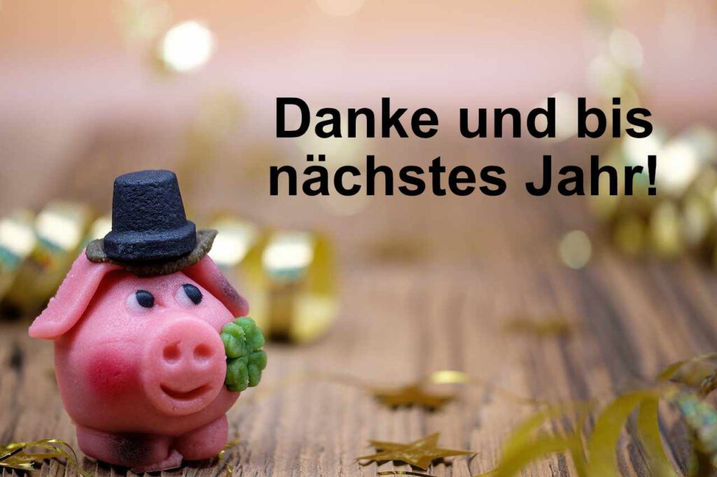 Auf dem Foto ist ein gedeckter Tisch zu sehen mit einem kleinen Schwein, das symbolisch für das neue Jahr steht. Auf dem Foto steht "Danke und bis nächstes Jahr!" geschrieben.